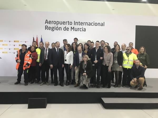 El primer vuelo de Corvera ya ha tomado tierra procedente de East Midlands. Esta inauguración ha contado con la presencia de su Majestad el Rey Felipe VI, el presidente de la Región, Fernando López Miras, el ministro de Fomento, José Luis Ábalos, y el delegado del gobierno de la Región de Murcia, Diego Conesa.