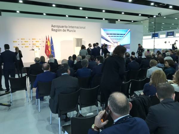 El primer vuelo de Corvera ya ha tomado tierra procedente de East Midlands. Esta inauguración ha contado con la presencia de su Majestad el Rey Felipe VI, el presidente de la Región, Fernando López Miras, el ministro de Fomento, José Luis Ábalos, y el delegado del gobierno de la Región de Murcia, Diego Conesa.