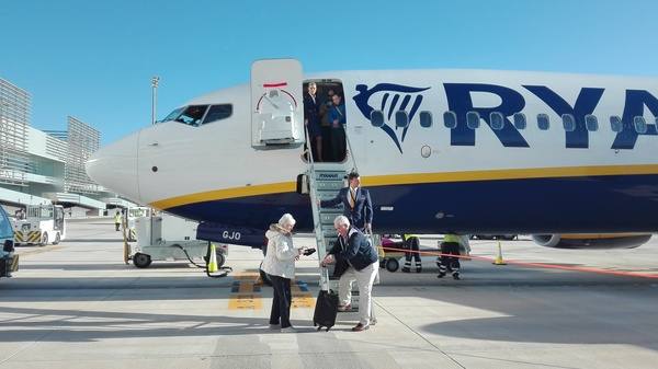 El primer vuelo de Corvera ya ha tomado tierra procedente de East Midlands. Esta inauguración ha contado con la presencia de su Majestad el Rey Felipe VI, el presidente de la Región, Fernando López Miras, el ministro de Fomento, José Luis Ábalos, y el delegado del gobierno de la Región de Murcia, Diego Conesa.