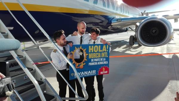 El primer vuelo de Corvera ya ha tomado tierra procedente de East Midlands. Esta inauguración ha contado con la presencia de su Majestad el Rey Felipe VI, el presidente de la Región, Fernando López Miras, el ministro de Fomento, José Luis Ábalos, y el delegado del gobierno de la Región de Murcia, Diego Conesa.