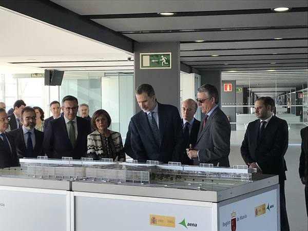 El primer vuelo de Corvera ya ha tomado tierra procedente de East Midlands. Esta inauguración ha contado con la presencia de su Majestad el Rey Felipe VI, el presidente de la Región, Fernando López Miras, el ministro de Fomento, José Luis Ábalos, y el delegado del gobierno de la Región de Murcia, Diego Conesa.