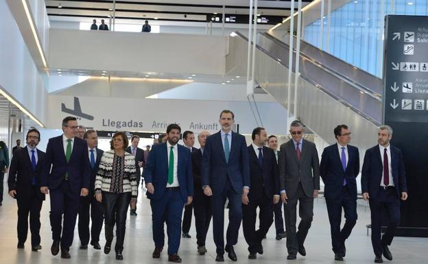 El Rey recorre las instalaciones junto al ministro de Fomento, el presidente de la Región y el delegado del Gobierno, entre otras autoridades.