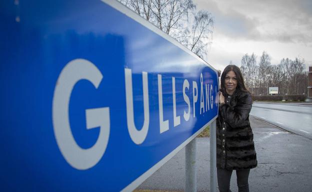 La escritora Lina Bengtsdotter posa frente a una señal con el nombre de Gullspång, su ciudad natal.