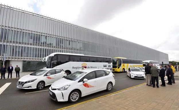 Imagen de archivo de la presentación del Plan de Movilidad de Taxis y Autobuses en el Aeropuerto de Corvera. 