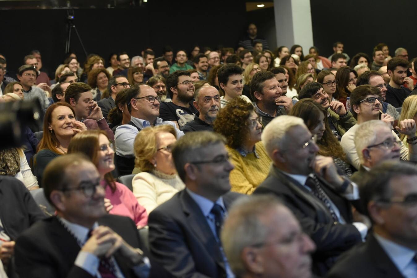 El ministro de Ciencia respondió a las preguntas del vicepresidente de la Academia de Ciencias de la Región, Alberto Requena.