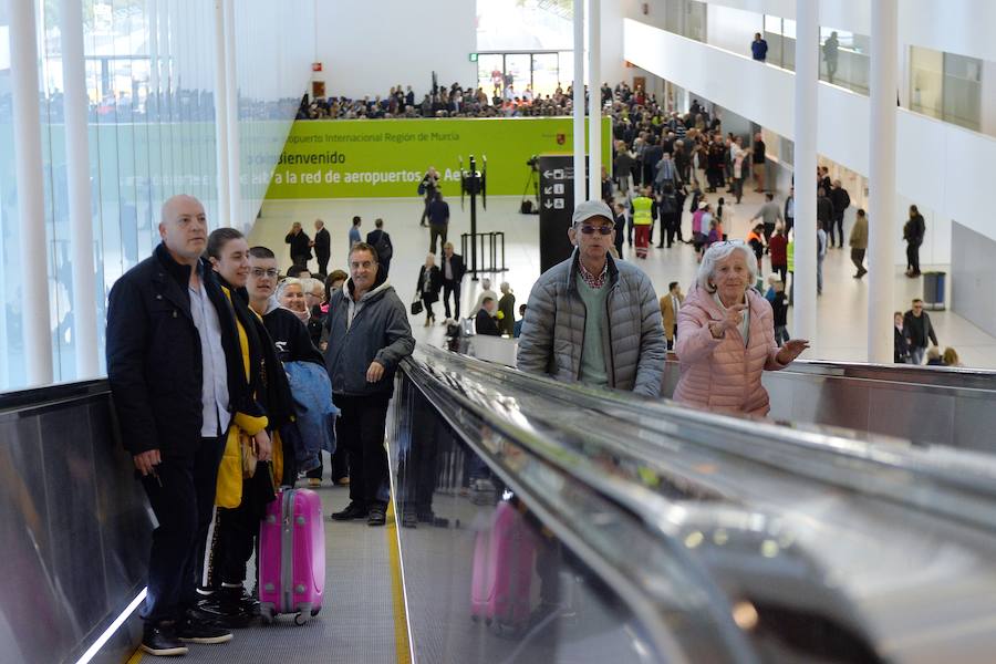El primer avión en tocar tierra llegó con 25 minutos de antelación tras completar un vuelo sin incidentes