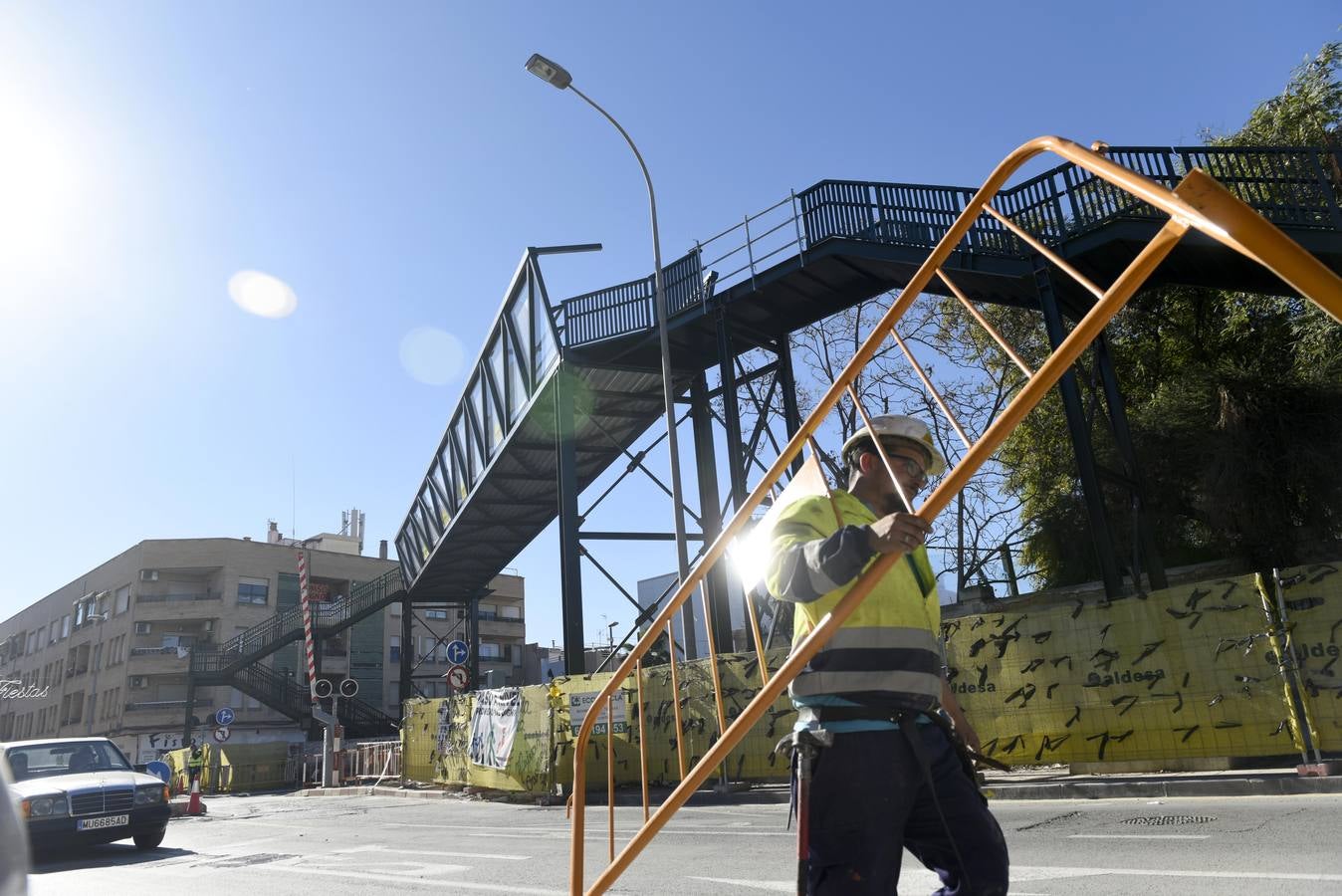 Adif tiene listos los cuatro elevadores para facilitar el acceso a la estructura metálica de Santiago el Mayor, que contarán con espacio para transportar bicis y sillas de ruedas 