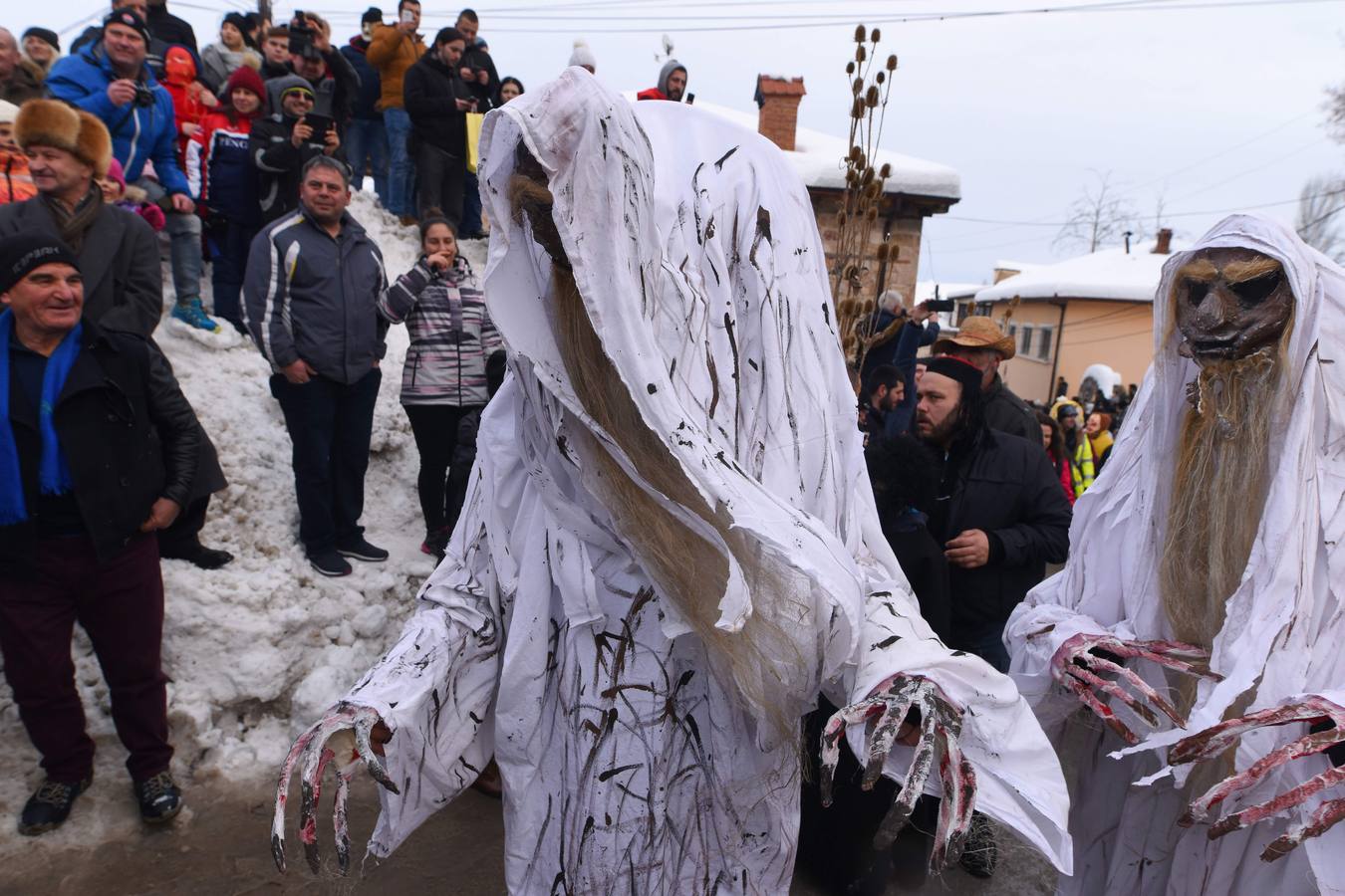 Participantes disfrazados asisten a la tradicional celebración del Carnaval Vevcani, que marca el Día ortodoxo de ´San Vasilij´, en Macedonia. Durante estos días las calles, casas y prados de Vevcani se convierten en una gran escena, a la que salen los hombres disfrazados.