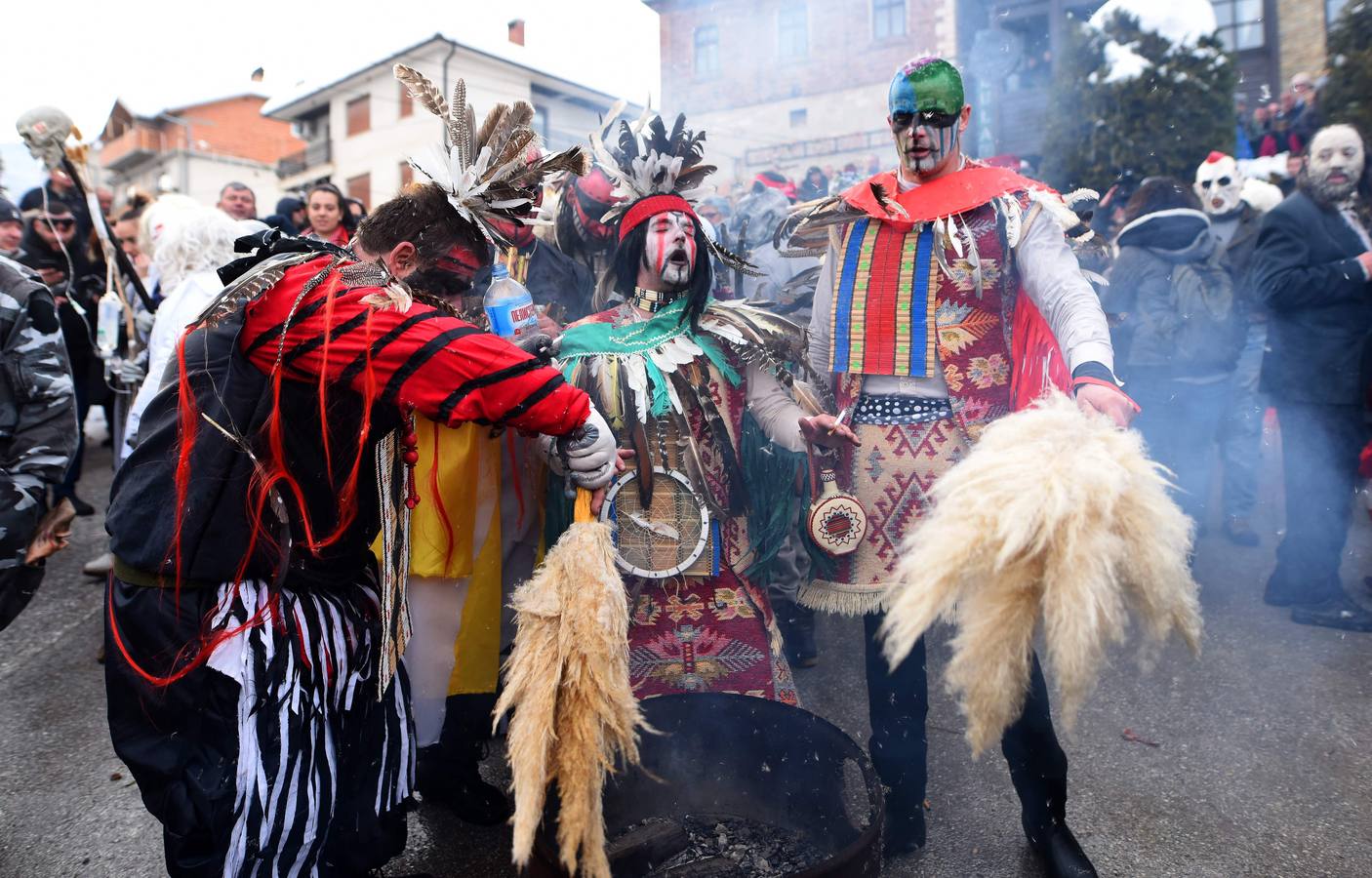 Participantes disfrazados asisten a la tradicional celebración del Carnaval Vevcani, que marca el Día ortodoxo de ´San Vasilij´, en Macedonia. Durante estos días las calles, casas y prados de Vevcani se convierten en una gran escena, a la que salen los hombres disfrazados.