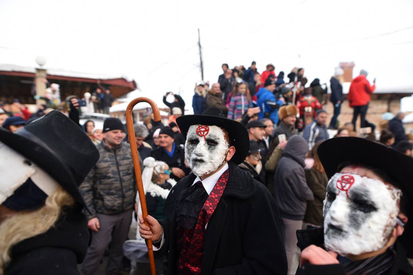 Participantes disfrazados asisten a la tradicional celebración del Carnaval Vevcani, que marca el Día ortodoxo de ´San Vasilij´, en Macedonia. Durante estos días las calles, casas y prados de Vevcani se convierten en una gran escena, a la que salen los hombres disfrazados.