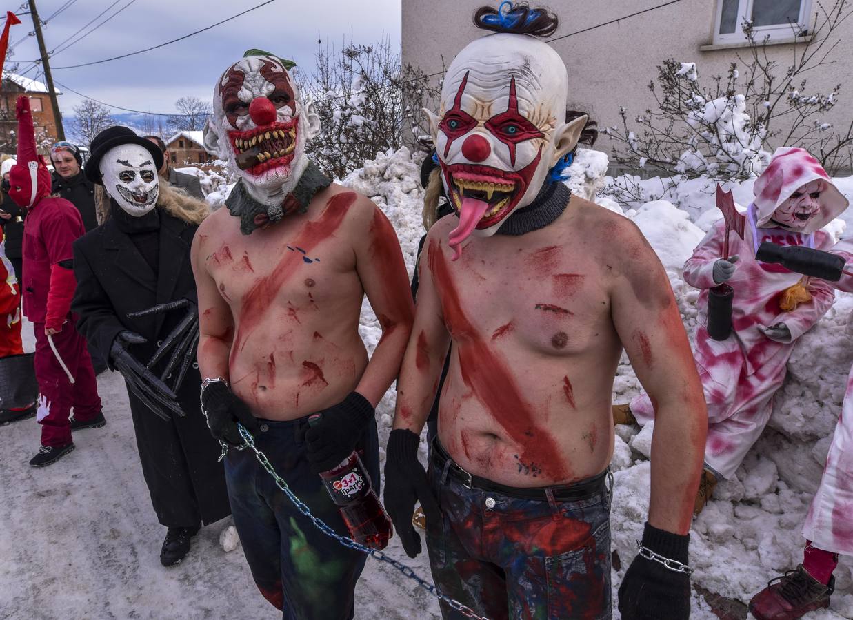 Participantes disfrazados asisten a la tradicional celebración del Carnaval Vevcani, que marca el Día ortodoxo de ´San Vasilij´, en Macedonia. Durante estos días las calles, casas y prados de Vevcani se convierten en una gran escena, a la que salen los hombres disfrazados.