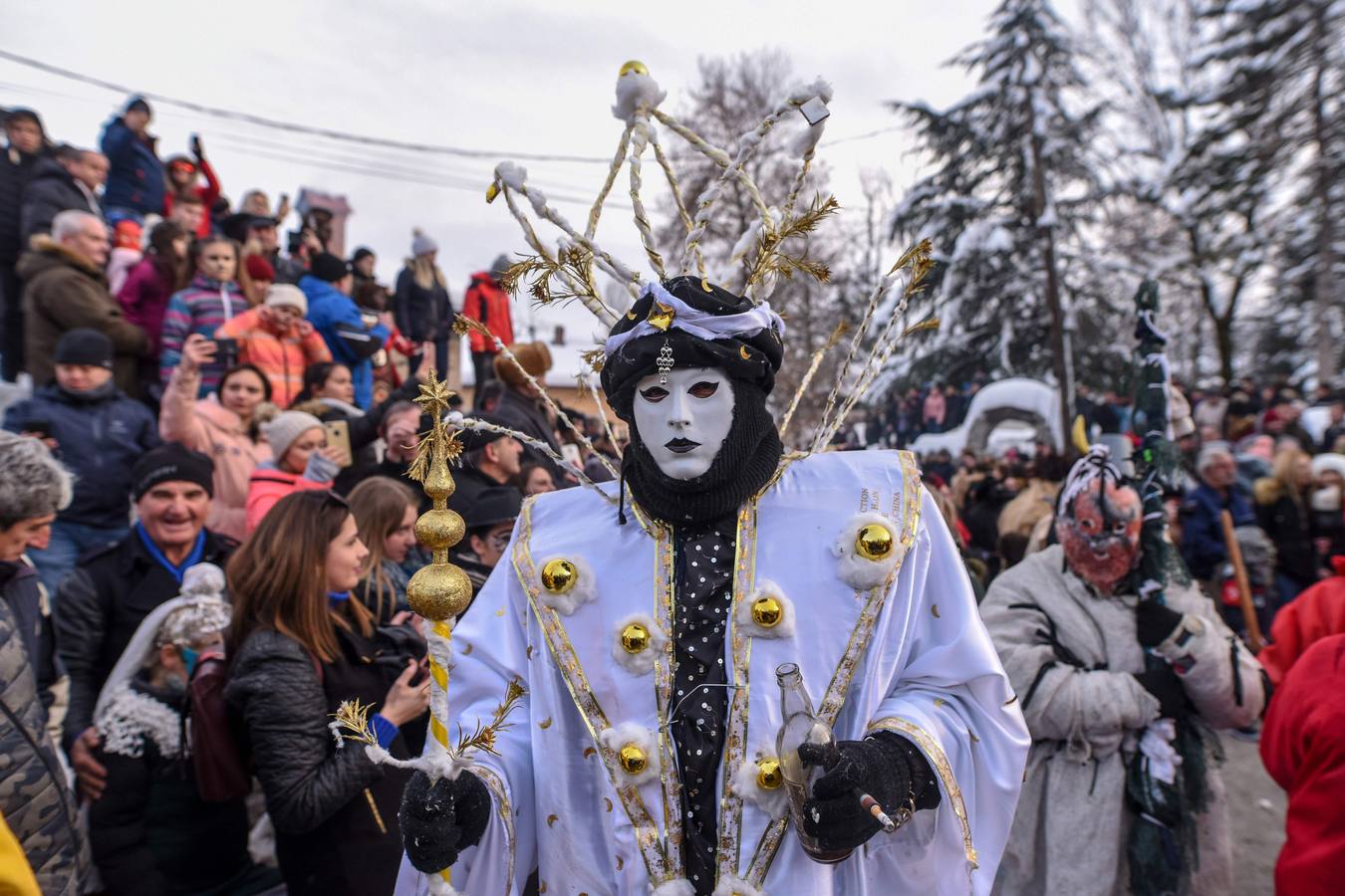 Participantes disfrazados asisten a la tradicional celebración del Carnaval Vevcani, que marca el Día ortodoxo de ´San Vasilij´, en Macedonia. Durante estos días las calles, casas y prados de Vevcani se convierten en una gran escena, a la que salen los hombres disfrazados.