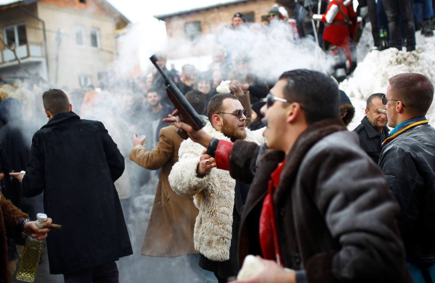 Participantes disfrazados asisten a la tradicional celebración del Carnaval Vevcani, que marca el Día ortodoxo de ´San Vasilij´, en Macedonia. Durante estos días las calles, casas y prados de Vevcani se convierten en una gran escena, a la que salen los hombres disfrazados.