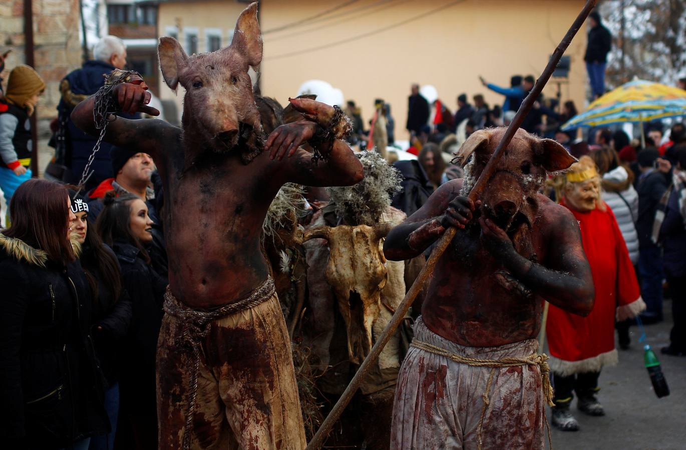 Participantes disfrazados asisten a la tradicional celebración del Carnaval Vevcani, que marca el Día ortodoxo de ´San Vasilij´, en Macedonia. Durante estos días las calles, casas y prados de Vevcani se convierten en una gran escena, a la que salen los hombres disfrazados.