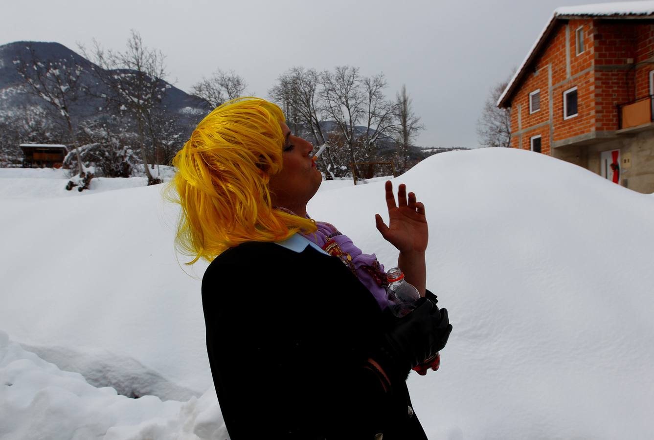 Participantes disfrazados asisten a la tradicional celebración del Carnaval Vevcani, que marca el Día ortodoxo de ´San Vasilij´, en Macedonia. Durante estos días las calles, casas y prados de Vevcani se convierten en una gran escena, a la que salen los hombres disfrazados.