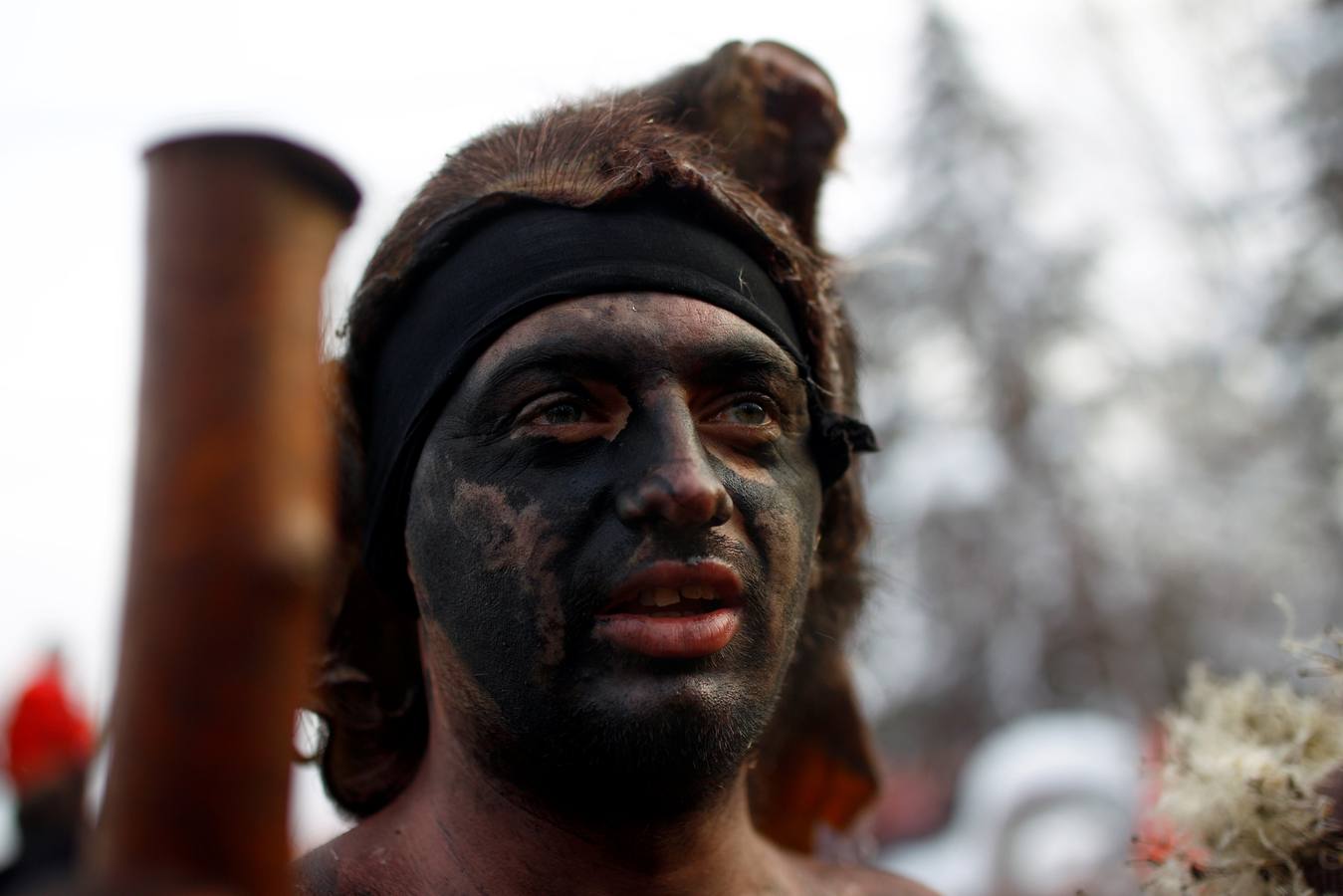 Participantes disfrazados asisten a la tradicional celebración del Carnaval Vevcani, que marca el Día ortodoxo de ´San Vasilij´, en Macedonia. Durante estos días las calles, casas y prados de Vevcani se convierten en una gran escena, a la que salen los hombres disfrazados.