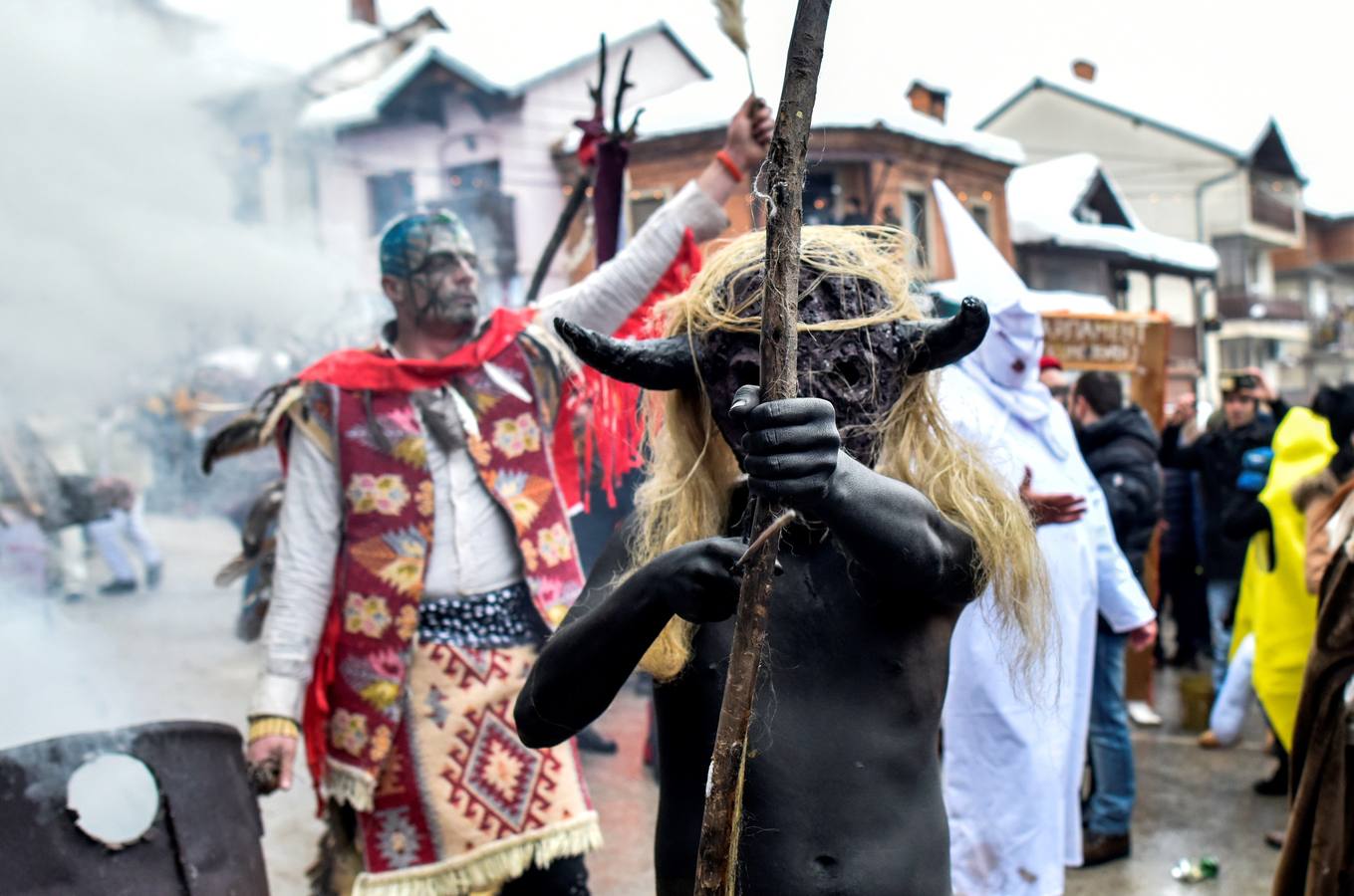 Participantes disfrazados asisten a la tradicional celebración del Carnaval Vevcani, que marca el Día ortodoxo de ´San Vasilij´, en Macedonia. Durante estos días las calles, casas y prados de Vevcani se convierten en una gran escena, a la que salen los hombres disfrazados.