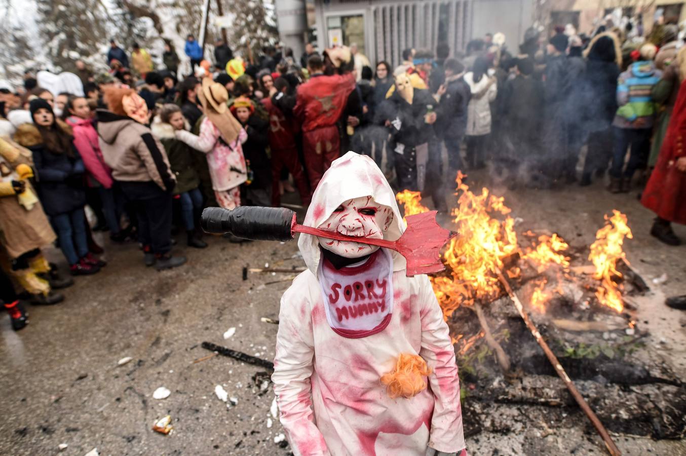 Participantes disfrazados asisten a la tradicional celebración del Carnaval Vevcani, que marca el Día ortodoxo de ´San Vasilij´, en Macedonia. Durante estos días las calles, casas y prados de Vevcani se convierten en una gran escena, a la que salen los hombres disfrazados.