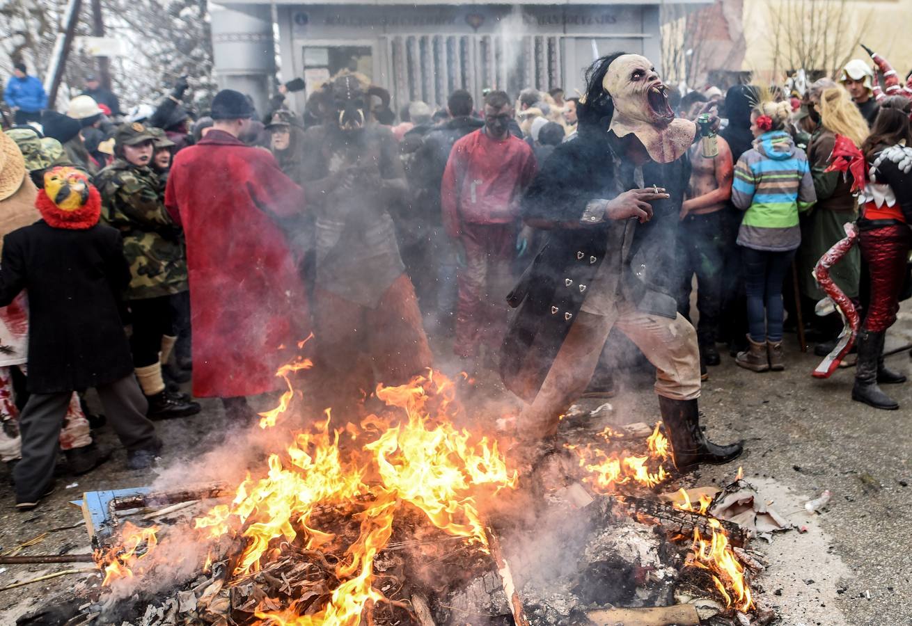 Participantes disfrazados asisten a la tradicional celebración del Carnaval Vevcani, que marca el Día ortodoxo de ´San Vasilij´, en Macedonia. Durante estos días las calles, casas y prados de Vevcani se convierten en una gran escena, a la que salen los hombres disfrazados.