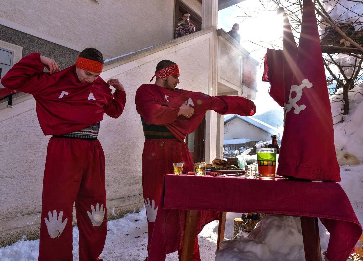 Participantes disfrazados asisten a la tradicional celebración del Carnaval Vevcani, que marca el Día ortodoxo de ´San Vasilij´, en Macedonia. Durante estos días las calles, casas y prados de Vevcani se convierten en una gran escena, a la que salen los hombres disfrazados.