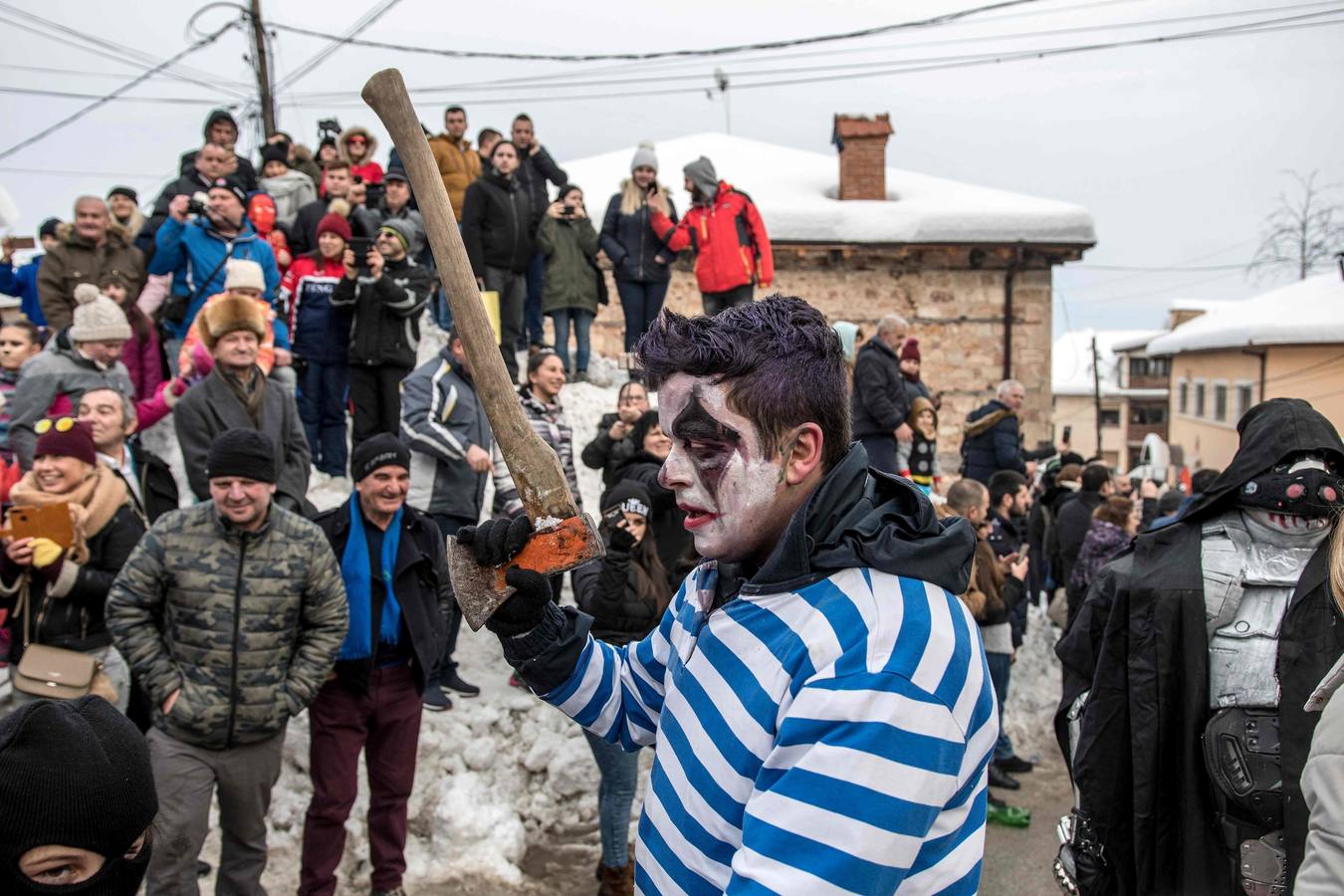 Participantes disfrazados asisten a la tradicional celebración del Carnaval Vevcani, que marca el Día ortodoxo de ´San Vasilij´, en Macedonia. Durante estos días las calles, casas y prados de Vevcani se convierten en una gran escena, a la que salen los hombres disfrazados.