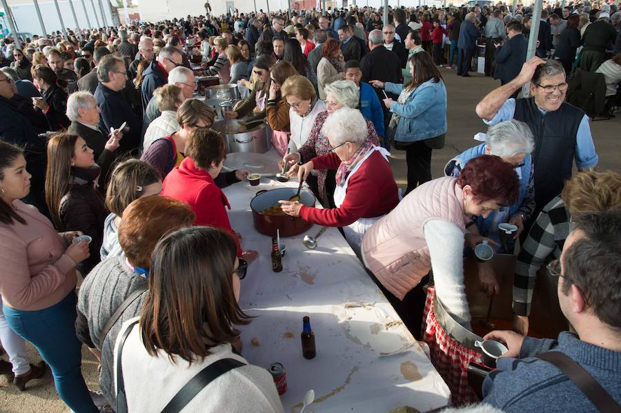 El patio del Palacio Episcopal acogió una celebración en la que se sirvió el tradicional boniato dulce y mistela, un postre con el que antiguamente se celebraba esta onomástica