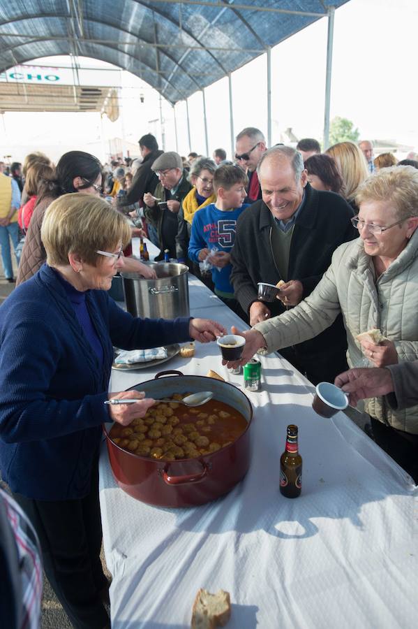 El patio del Palacio Episcopal acogió una celebración en la que se sirvió el tradicional boniato dulce y mistela, un postre con el que antiguamente se celebraba esta onomástica