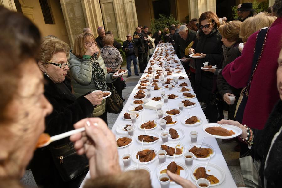 El patio del Palacio Episcopal acogió una celebración en la que se sirvió el tradicional boniato dulce y mistela, un postre con el que antiguamente se celebraba esta onomástica