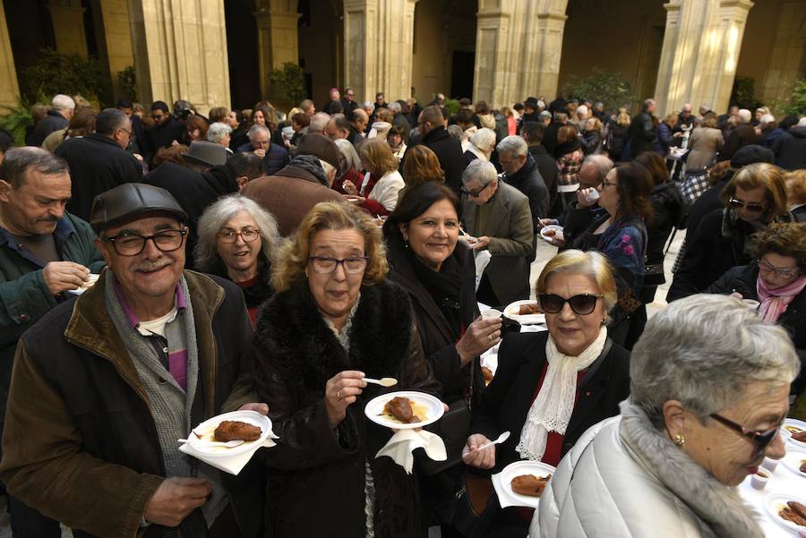 El patio del Palacio Episcopal acogió una celebración en la que se sirvió el tradicional boniato dulce y mistela, un postre con el que antiguamente se celebraba esta onomástica