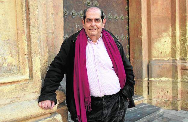 Francisco Javier Díez de Revenga, ante la fachada de la iglesia de Santo Domingo de Murcia. 