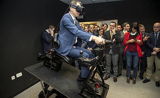 El ministro de Ciencia, Innovación y Universidades, Pedro Duque, prueba durante el pasado lunes el simulador de conducción de tractores desarrollado por la UPCT.