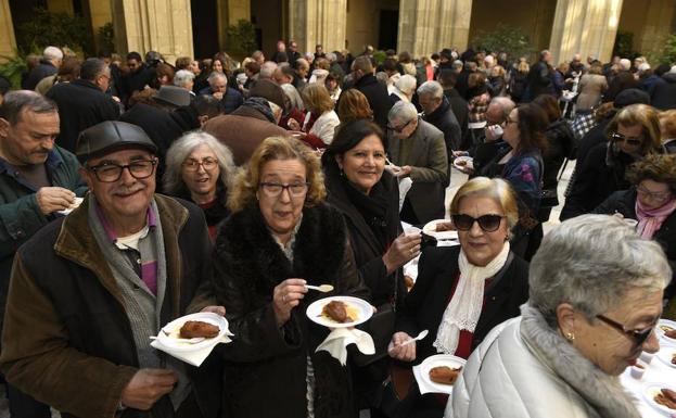 Reparto de boniatos durante la celebración de San Fulgencio en el Palacio Episcopal de Murcia.