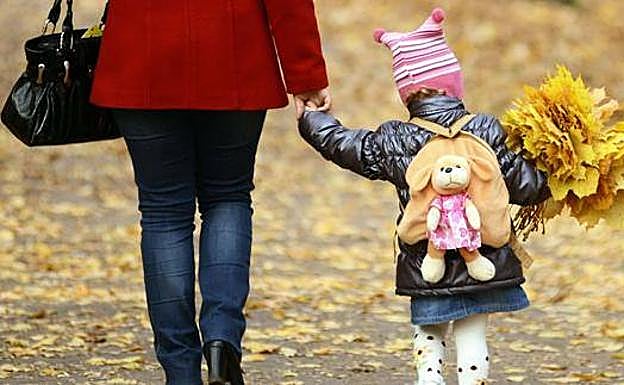 Nueva ayuda de 1.000 euros a madres trabajadoras: Requisitos y condiciones