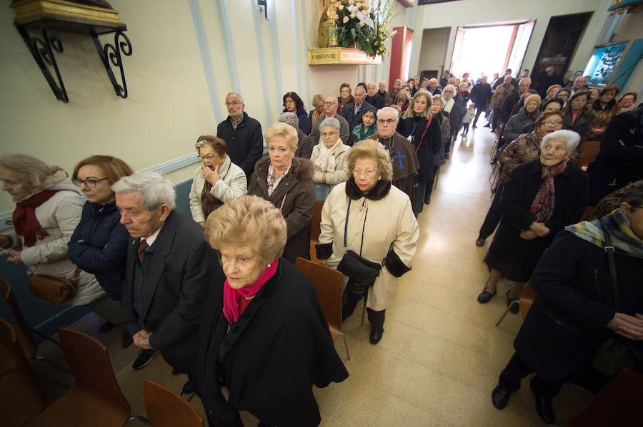 La ermita de San Antón acogió a un centenar de murcianos que llevaron a sus mascotas para que fueran regadas con agua bendita por el padre Jorge Rodríguez