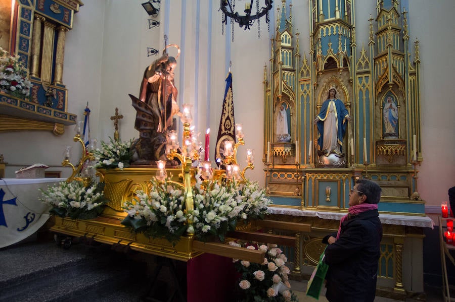 La ermita de San Antón acogió a un centenar de murcianos que llevaron a sus mascotas para que fueran regadas con agua bendita por el padre Jorge Rodríguez