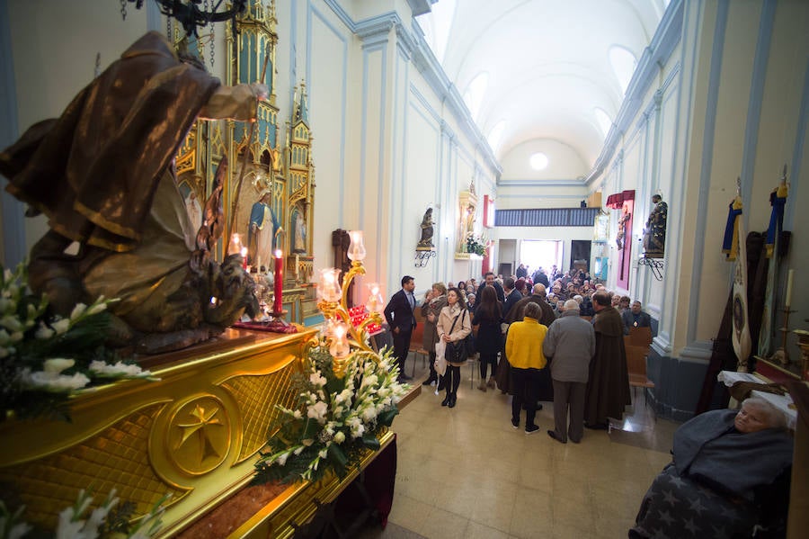 La ermita de San Antón acogió a un centenar de murcianos que llevaron a sus mascotas para que fueran regadas con agua bendita por el padre Jorge Rodríguez