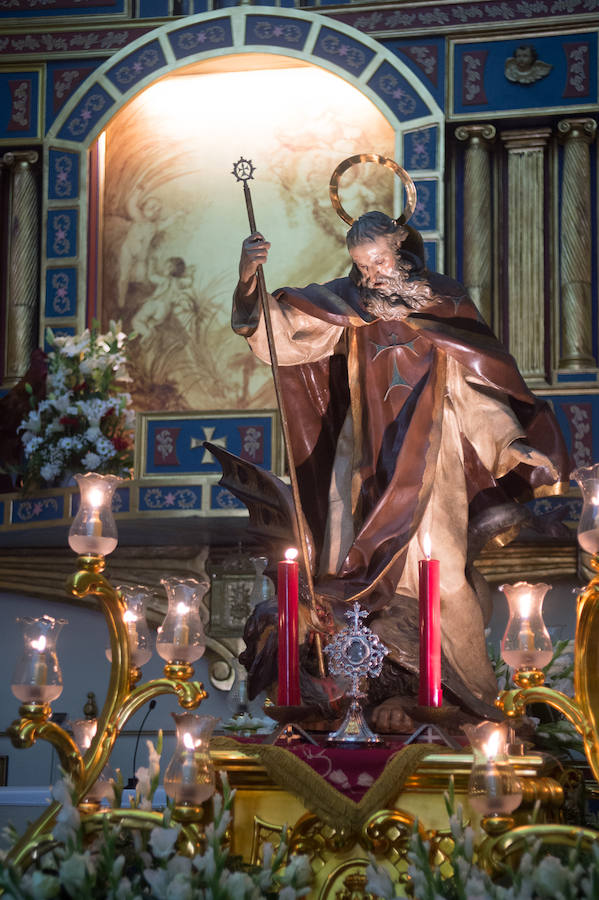 La ermita de San Antón acogió a un centenar de murcianos que llevaron a sus mascotas para que fueran regadas con agua bendita por el padre Jorge Rodríguez