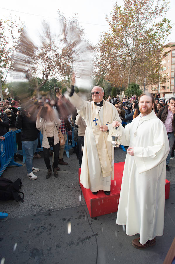 La ermita de San Antón acogió a un centenar de murcianos que llevaron a sus mascotas para que fueran regadas con agua bendita por el padre Jorge Rodríguez