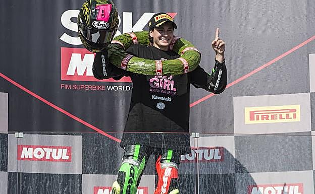 La piloto Ana Carrasco tras lograr el campeonato del mundo de motociclismo.