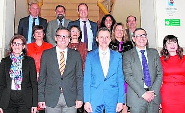 Pedro Duque con el delegado de Gobierno, el rector y su equipo docente. 