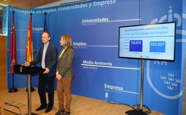 El consejero de Empleo, Universidades, Empresa y Medio Ambiente, Javier Celdrán, y la directora general del SEF, Severa González, en la comparecencia previa a la comisión de seguimiento de la Estrategia por el Empleo de Calidad.