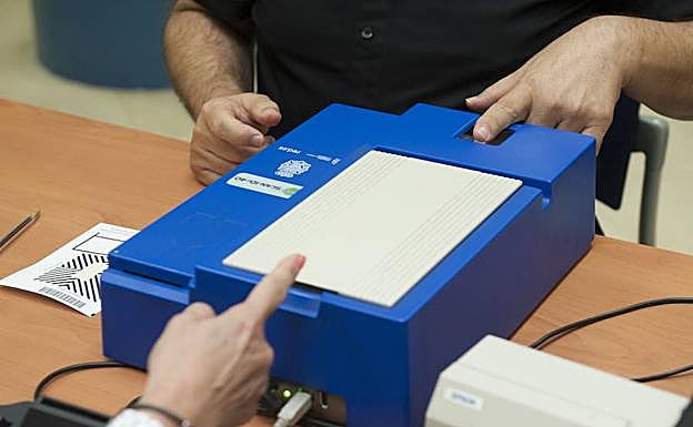 Un hombre registra su huella dactilar para obtener el DNI, en una fotografía de archivo.