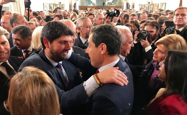 Fernando López Miras (izq.) y Juan Manuel Moreno (der.) en la toma de posesión de este último como nuevo presidente de la Junta de Andalucía.