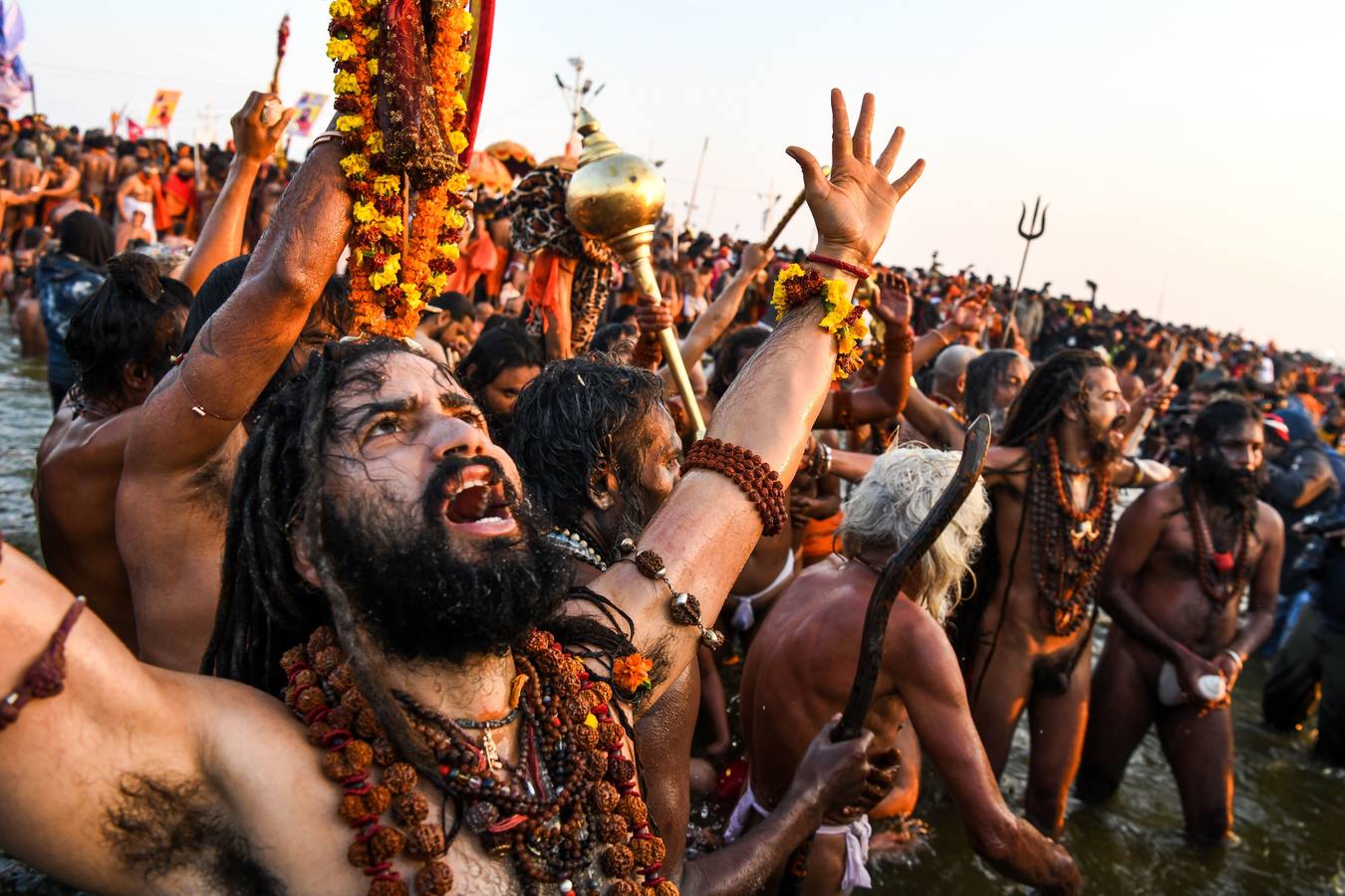 Sadhus (santos desnudos) se bañan en las aguas del río Yamuna, donde confluyen tres de los ríos más sagrados en la mitología hindú: Ganges, Yamuna y Saraswati, durante la celebración del festival Kumbh Mela, en Allahabad, Uttar Pradesh (la India).