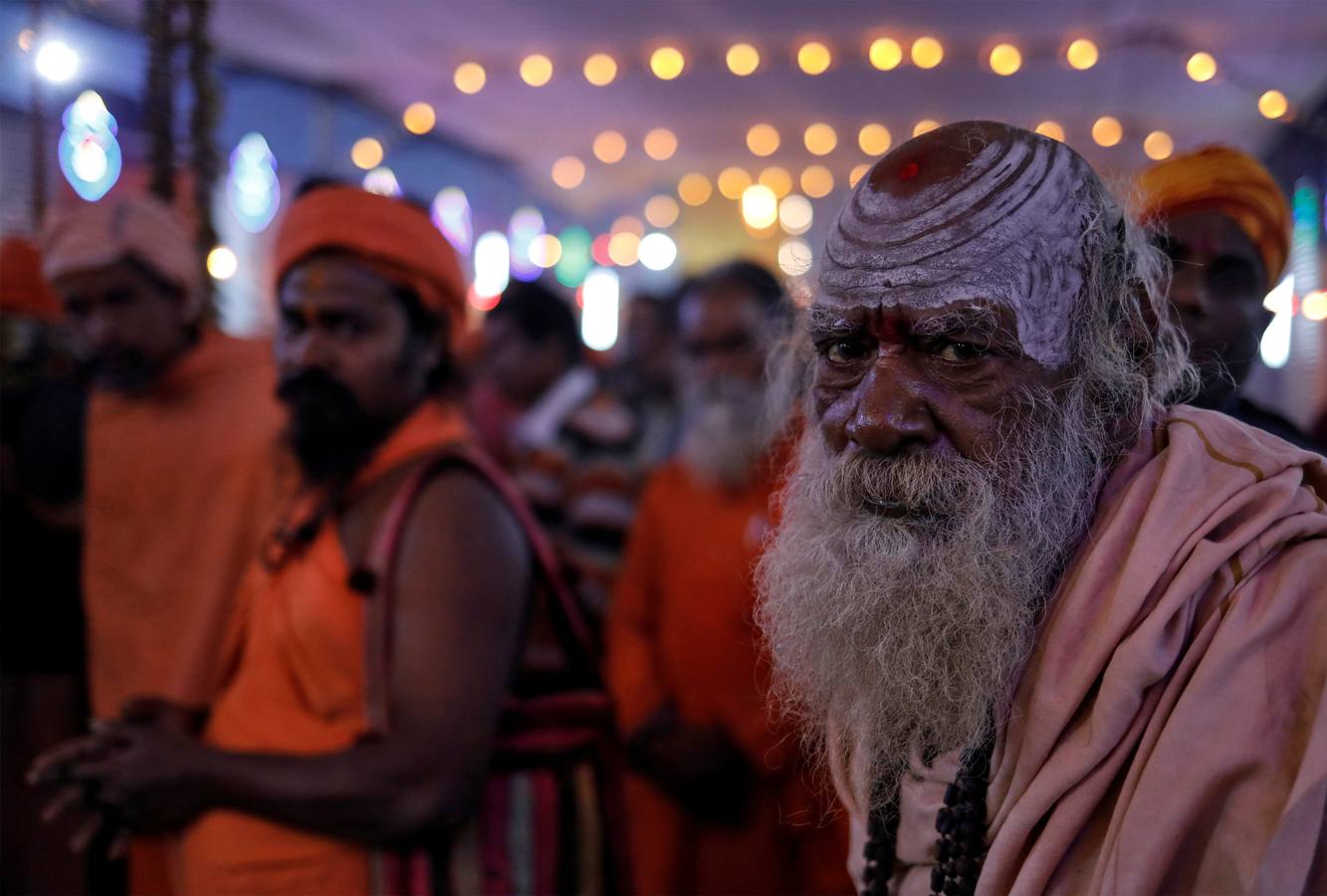 Sadhus (santos desnudos) se bañan en las aguas del río Yamuna, donde confluyen tres de los ríos más sagrados en la mitología hindú: Ganges, Yamuna y Saraswati, durante la celebración del festival Kumbh Mela, en Allahabad, Uttar Pradesh (la India).