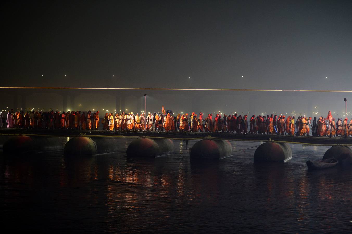 Sadhus (santos desnudos) se bañan en las aguas del río Yamuna, donde confluyen tres de los ríos más sagrados en la mitología hindú: Ganges, Yamuna y Saraswati, durante la celebración del festival Kumbh Mela, en Allahabad, Uttar Pradesh (la India).