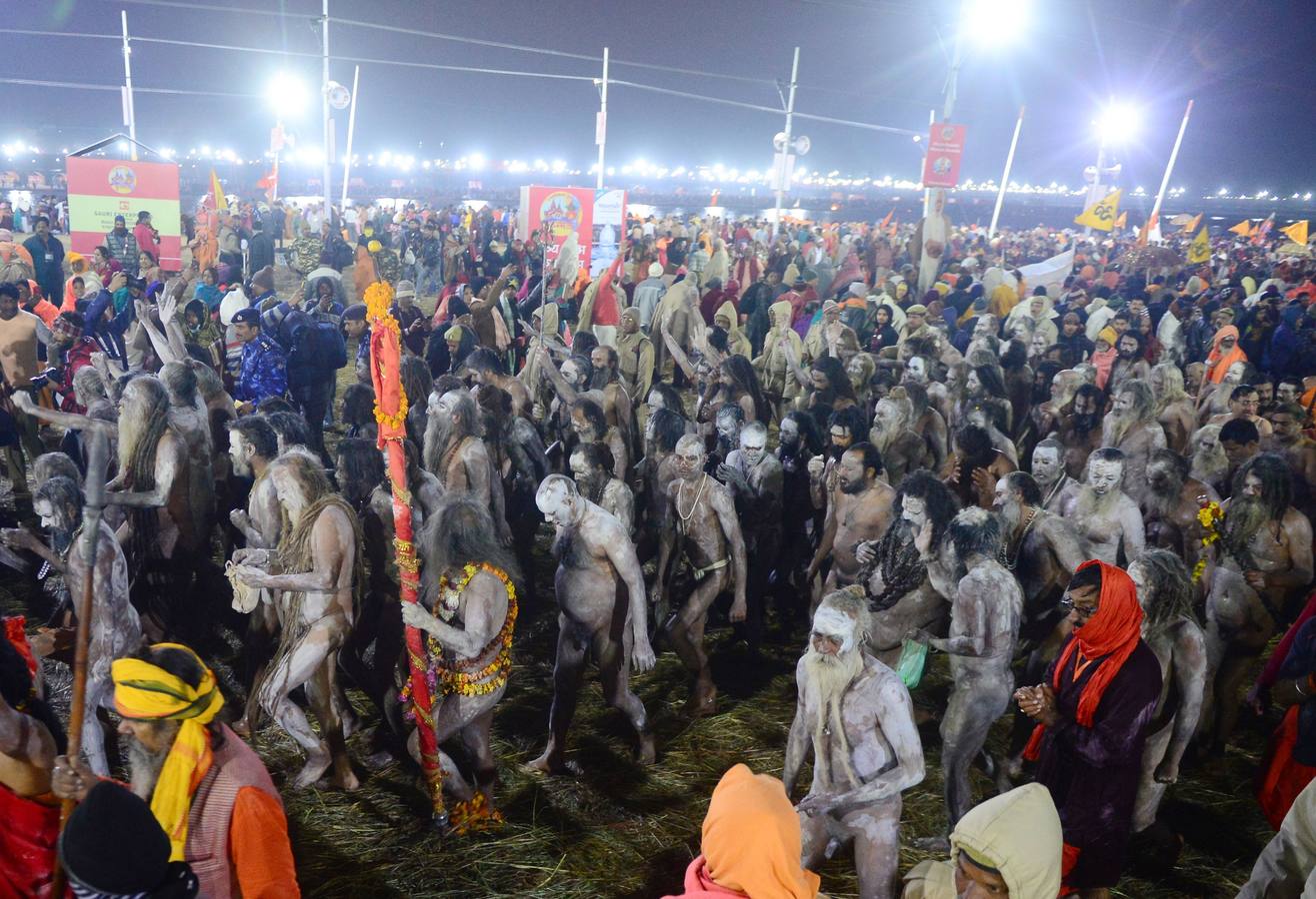 Sadhus (santos desnudos) se bañan en las aguas del río Yamuna, donde confluyen tres de los ríos más sagrados en la mitología hindú: Ganges, Yamuna y Saraswati, durante la celebración del festival Kumbh Mela, en Allahabad, Uttar Pradesh (la India).