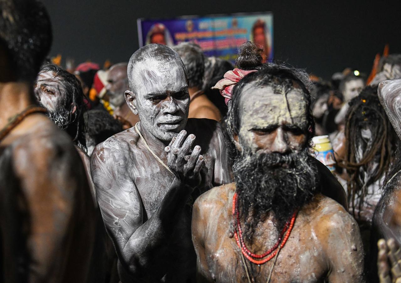 Sadhus (santos desnudos) se bañan en las aguas del río Yamuna, donde confluyen tres de los ríos más sagrados en la mitología hindú: Ganges, Yamuna y Saraswati, durante la celebración del festival Kumbh Mela, en Allahabad, Uttar Pradesh (la India).