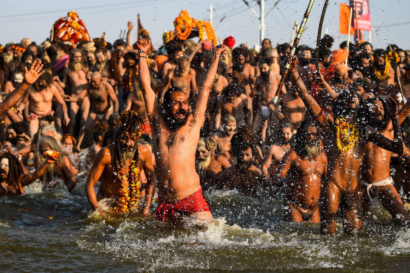 Sadhus (santos desnudos) se bañan en las aguas del río Yamuna, donde confluyen tres de los ríos más sagrados en la mitología hindú: Ganges, Yamuna y Saraswati, durante la celebración del festival Kumbh Mela, en Allahabad, Uttar Pradesh (la India).
