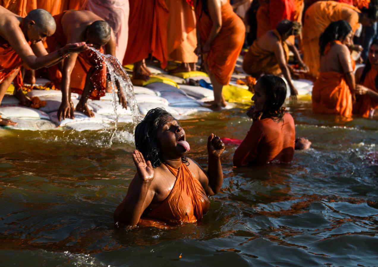 Sadhus (santos desnudos) se bañan en las aguas del río Yamuna, donde confluyen tres de los ríos más sagrados en la mitología hindú: Ganges, Yamuna y Saraswati, durante la celebración del festival Kumbh Mela, en Allahabad, Uttar Pradesh (la India).